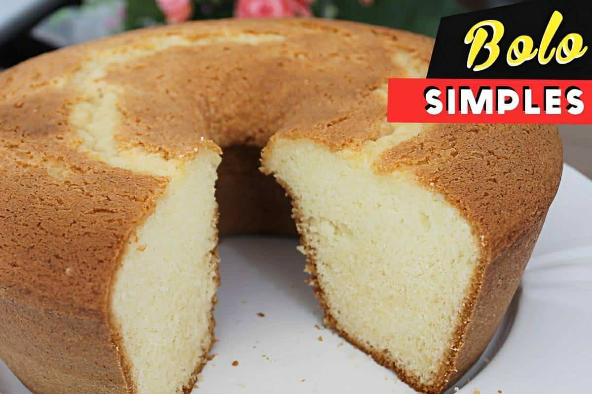Bolo de trigo simples e fácil é só misturar os ingredientes colocar na forma e assar