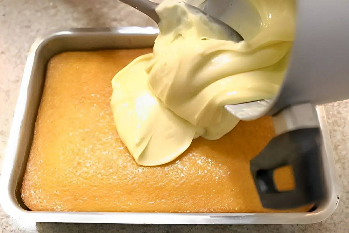 Bolo moça cremosa que derrete na boca com cobertura de creme de leite moça e leite em pó
