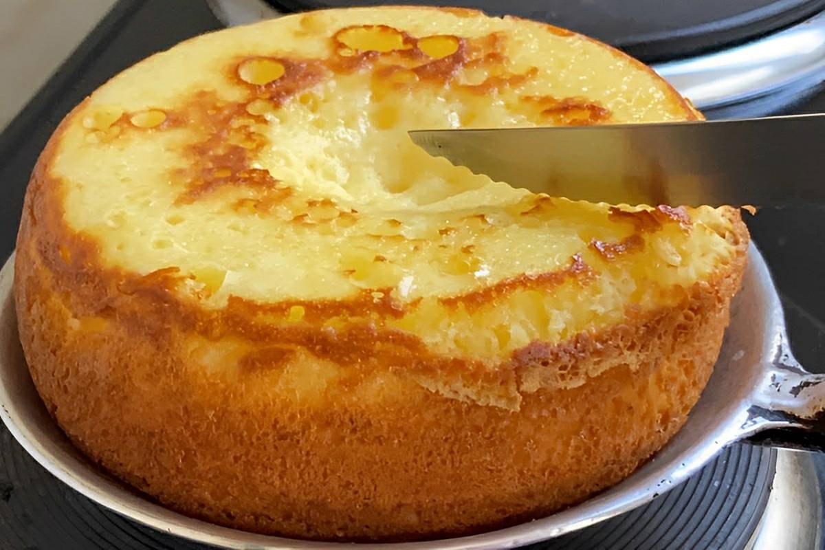 Misturei maizena e leite condensado e fiz esse delicioso bolo de panela para o lanche