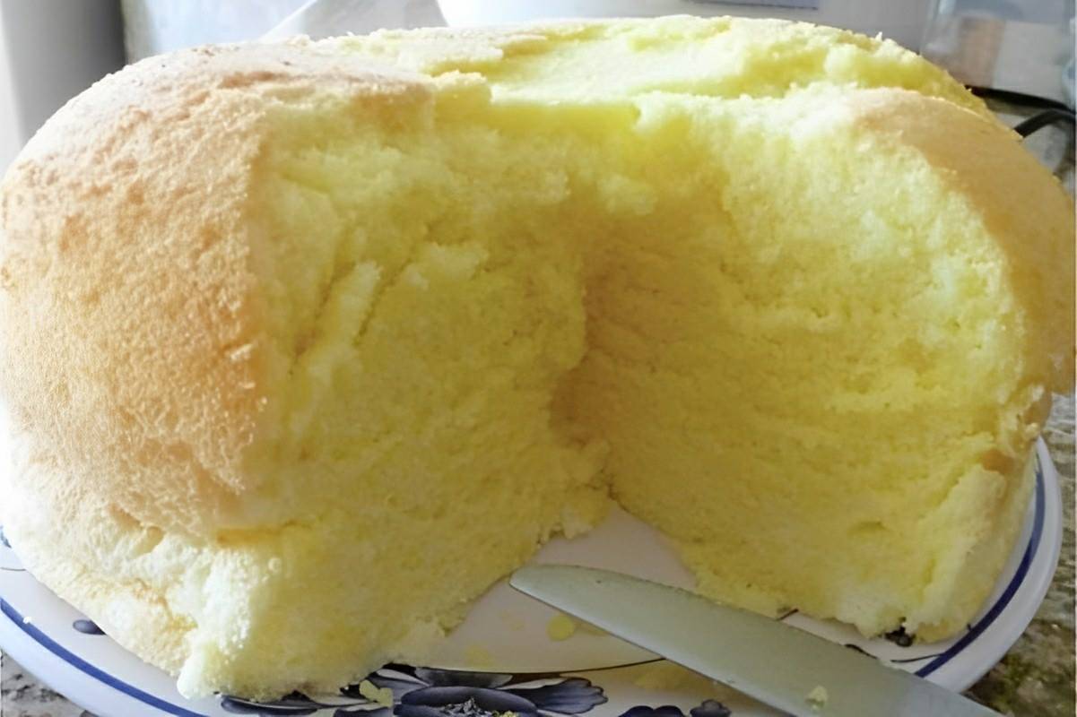 Bolo japonês ou bolo pluma muito macio e fofinho uma delícia que desmancha na boca
