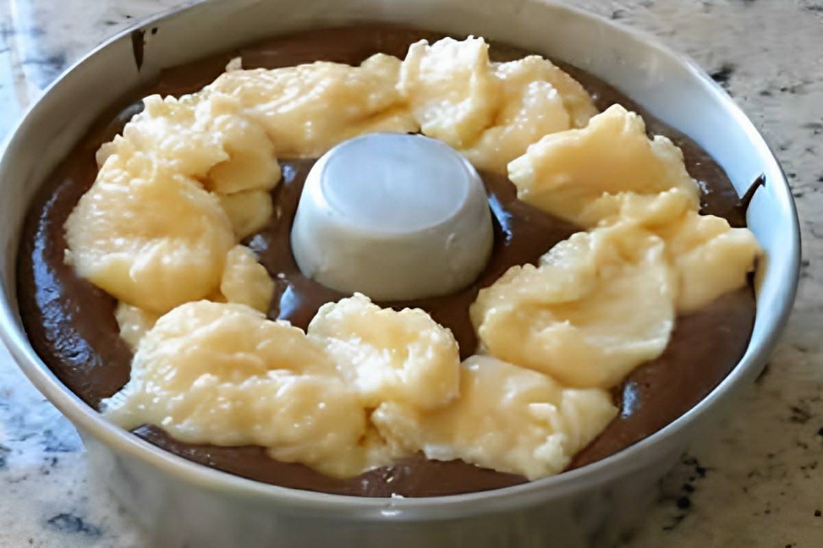 Bolo prestígio que já sai do forno recheado muito prático e delicioso
