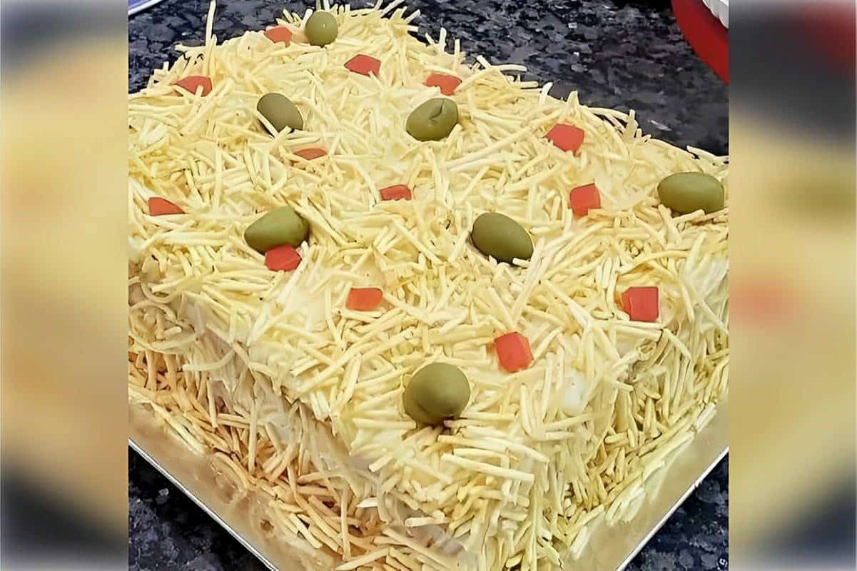 Bolo salgado de frango com frango cenoura requeijão e maionese perfeito para sua festa
