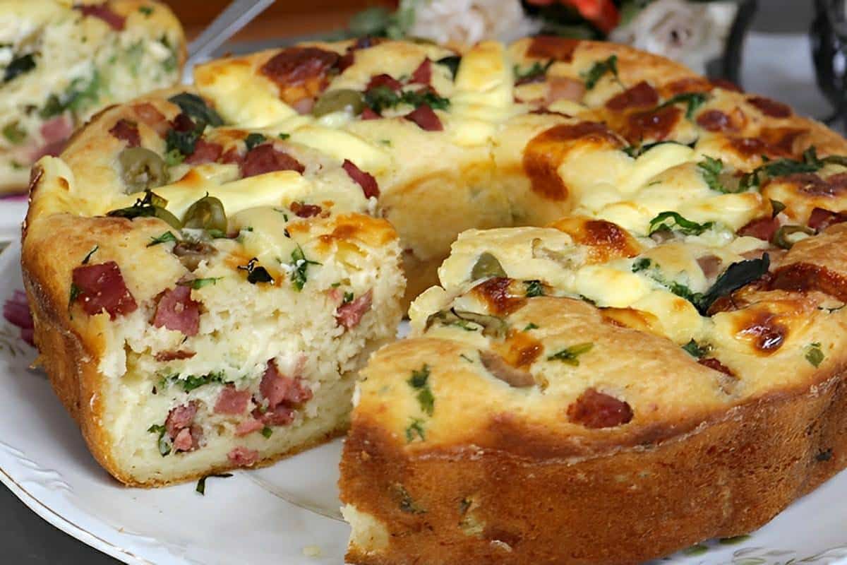 Bolo salgado de calabresa com massa de creme de leite que derrete na boca muito saboroso