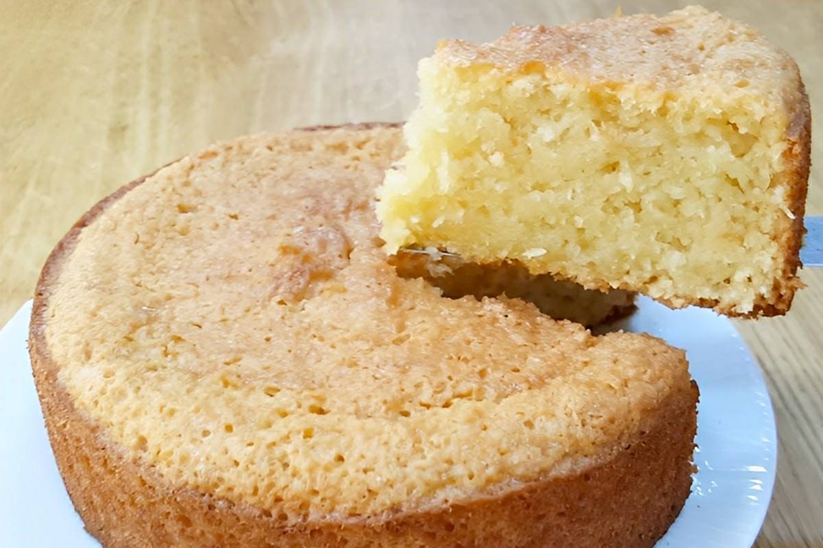 Bolo de coco sem farinha leite e manteiga molhadinho fácil de preparar e perfeito para um lanche saudável