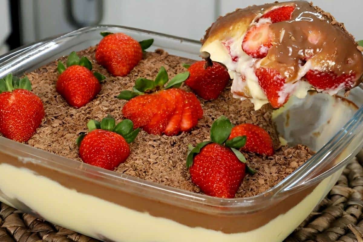 Bombom de morango na travessa uma sobremesa deliciosa e perfeita para sua páscoa