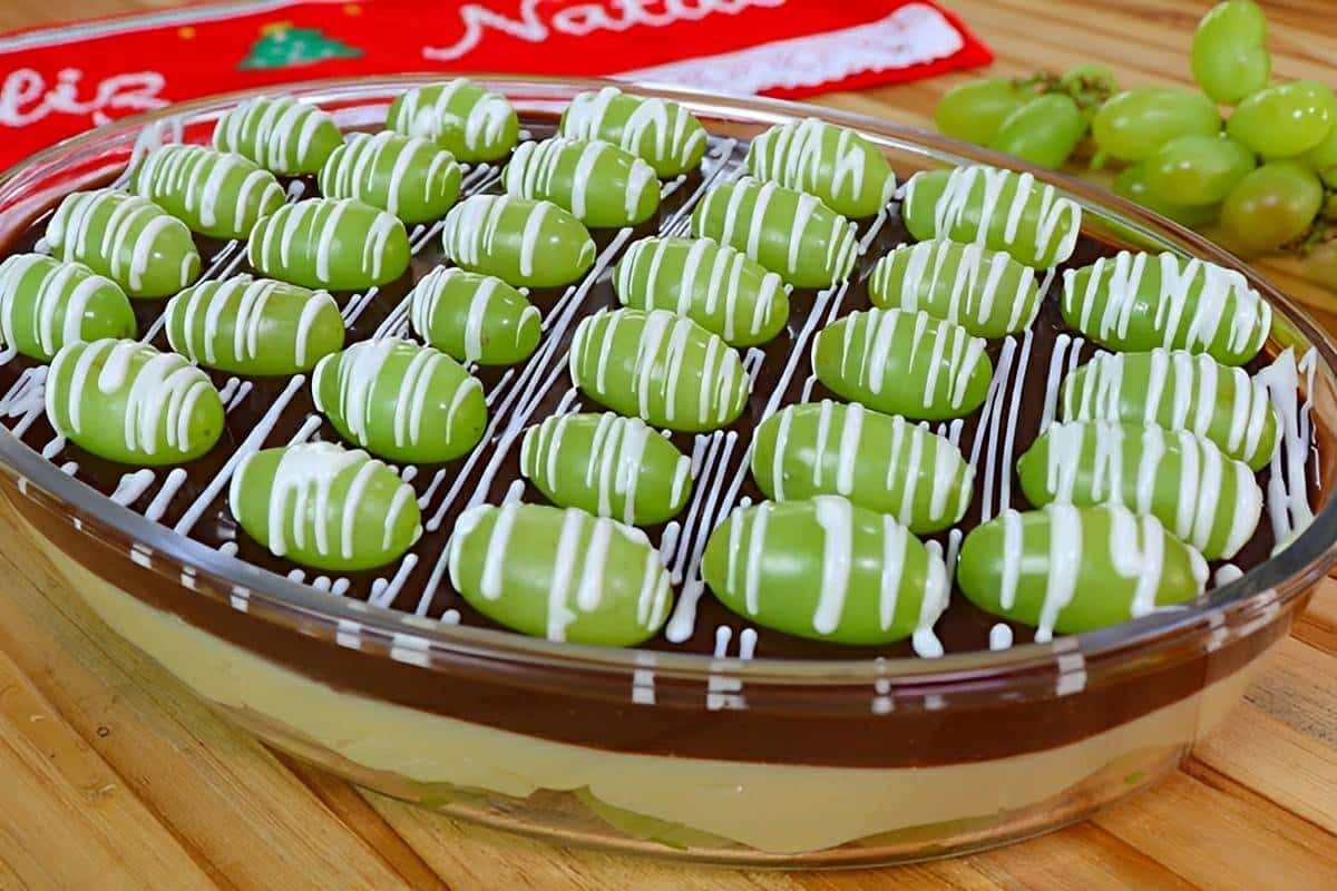 Bombom de uva na travessa uma sobremesa fácil de fazer e perfeita para o almoço de Páscoa