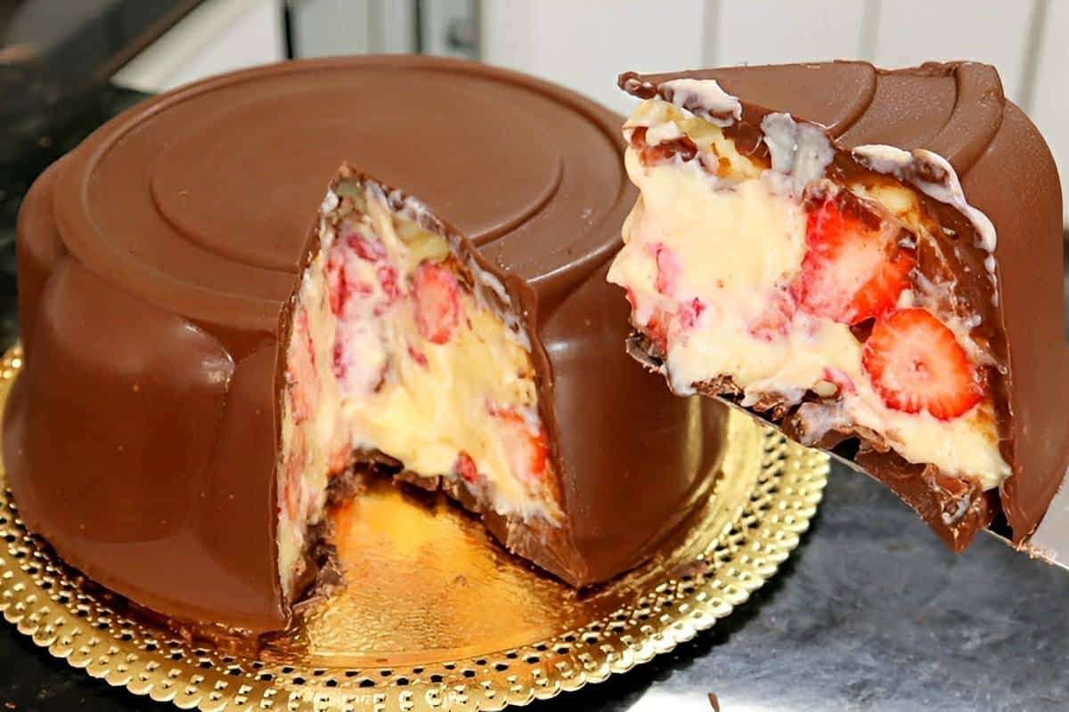 Bombom gigante de páscoa com creme e morango a sobremesa perfeita para domingo