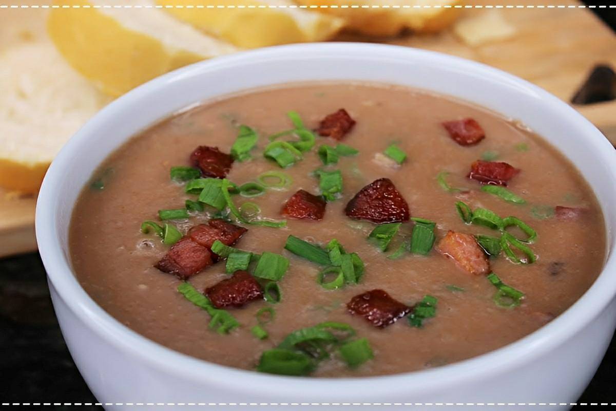 É só esfriar e eu faço esse caldinho de feijão com bacon e calabresa delicioso