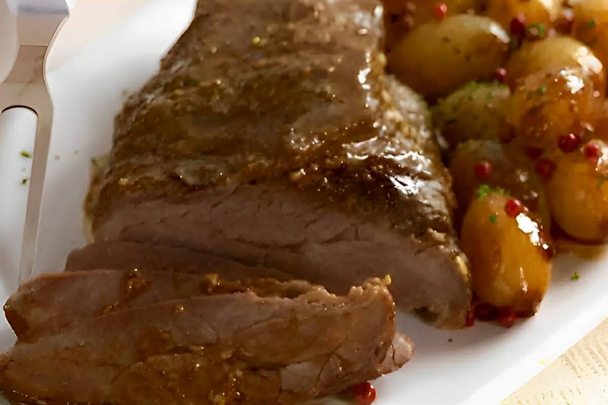 Carne assada na panela de pressão com batatas fica uma delícia pronta em poucos minutos