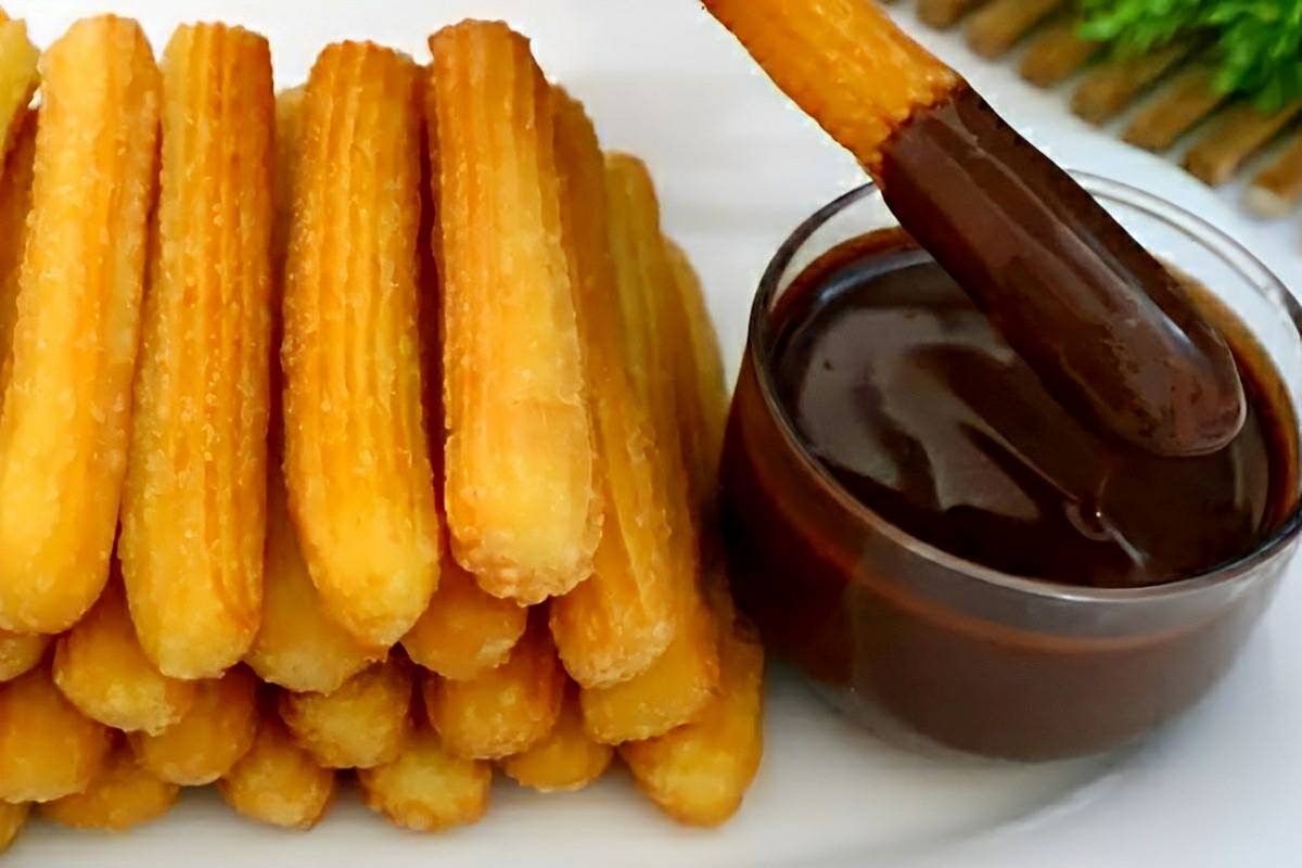 Churros caseiro sequinho e delicioso para servir com calda de chocolate creme de avelã e doce de leite