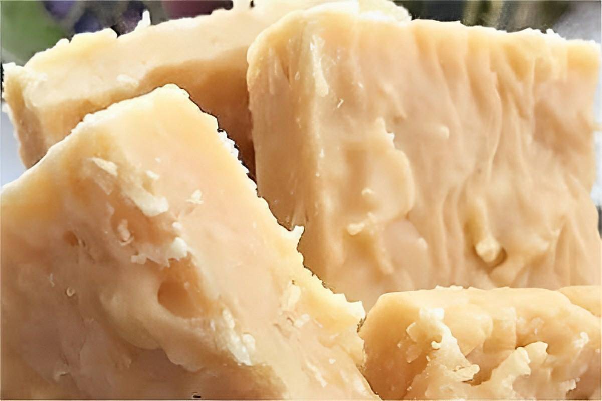 Cocada de leite condensado com 3 ingredientes é só cozinhar os ingredientes até desgrudar da panela