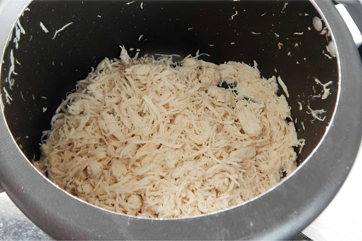 Como cozinhar e desfiar frango na panela de pressão sem perder tempo