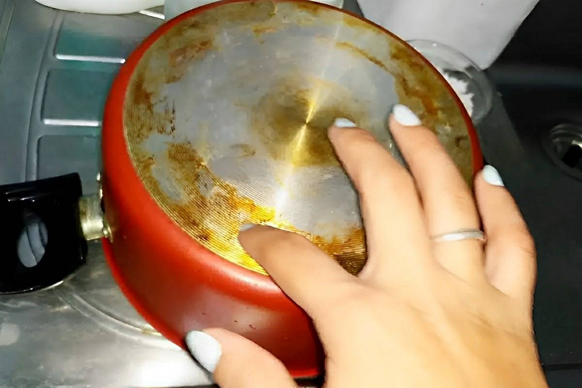 Como desengordurar panela sem palha de aço e deixá-la brilhando como nova em minutos