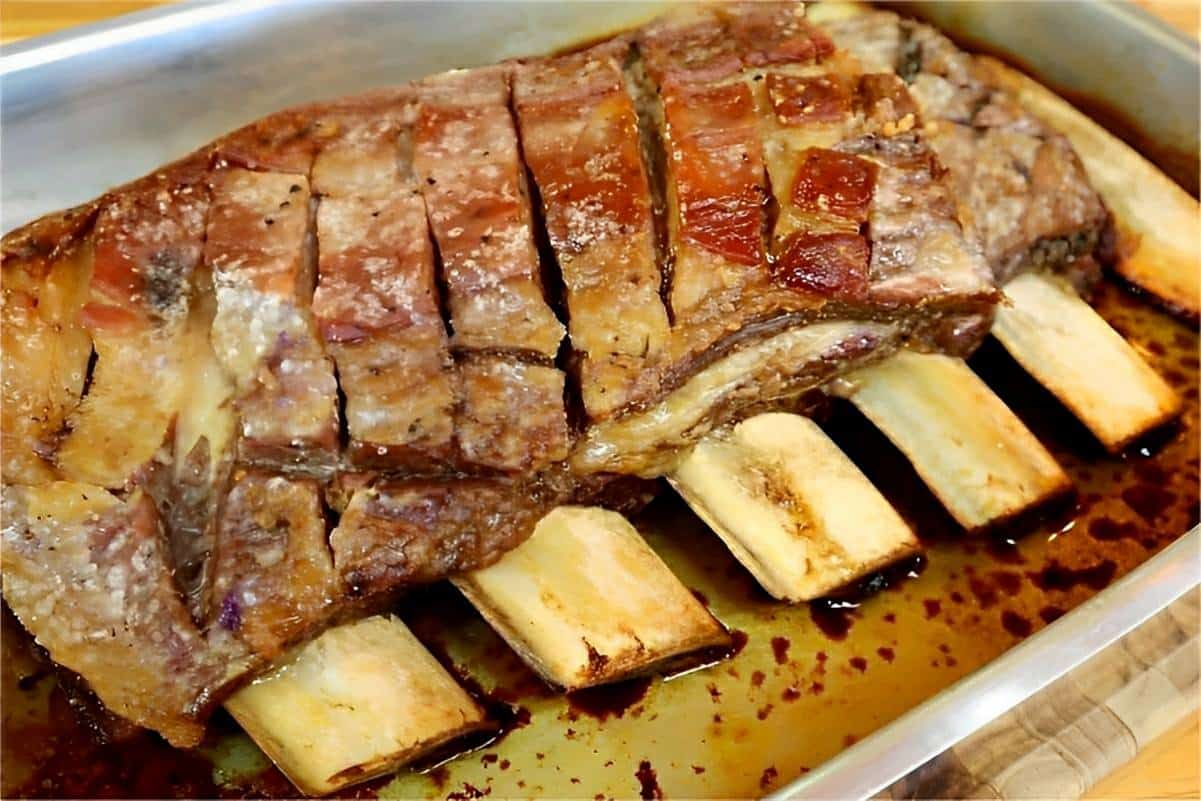 Costela assada no forno ela fica desmanchando e os ossos soltam sozinhos uma delícia