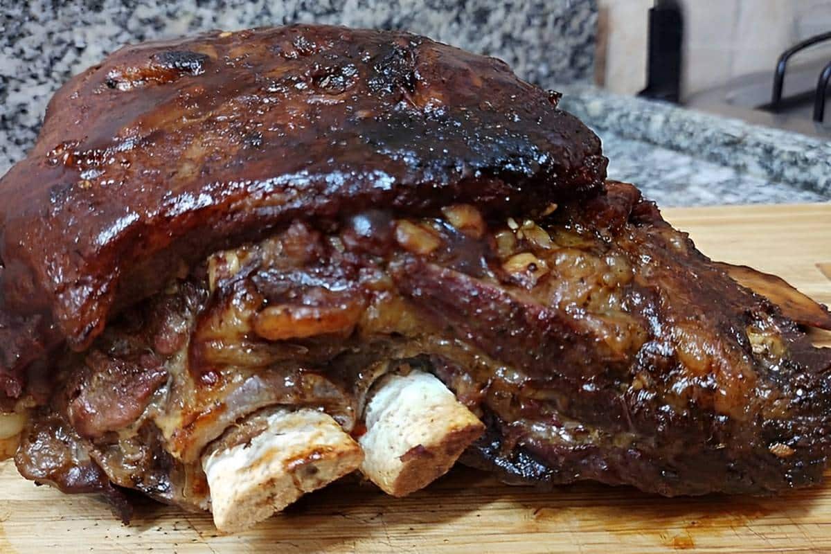 Costela assada no forno fica igual de churrascaria soltando os ossos