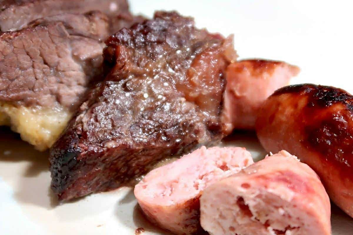 Costela com linguiça na panela de pressão parece churrasco e toda a família vai adorar