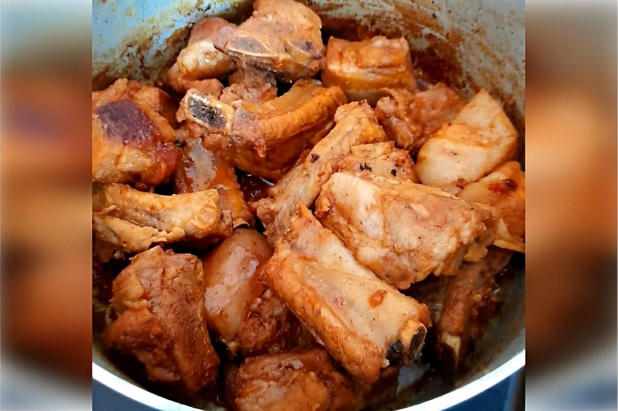 Costelinha de porco na panela uma receita da fazenda simples e prática para sua refeição