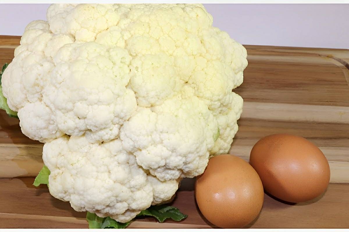 Couve-flor com ovos em uma panela só deliciosa fácil de fazer e perfeita para a refeição de toda a família