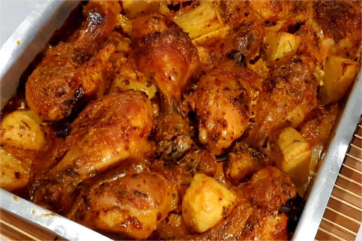 Coxa e sobrecoxa assada com batata douradinha e saborosa será um sucesso no seu almoço ou jantar