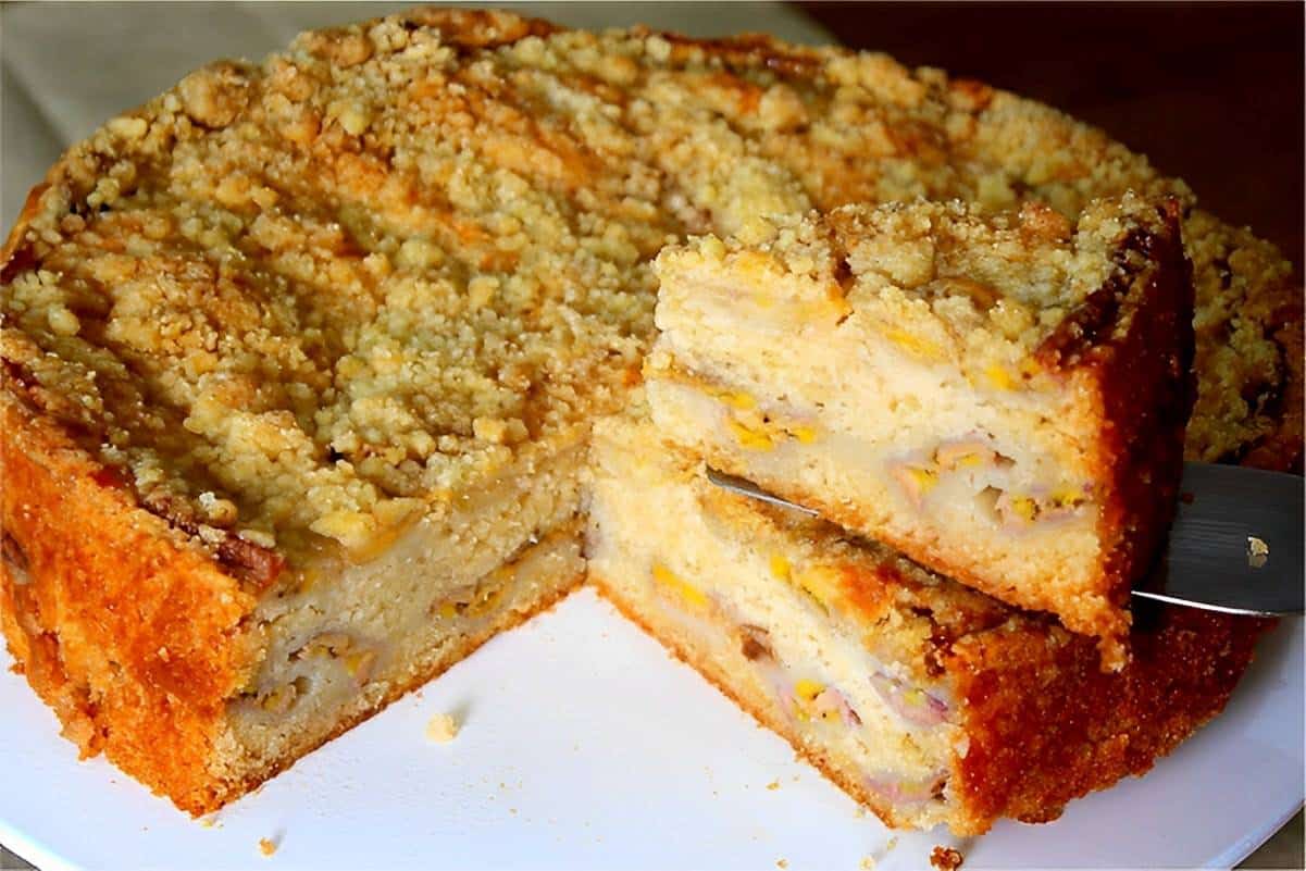 Cuca de banana com cobertura de farofa uma delícia perfeita para um lanche em família