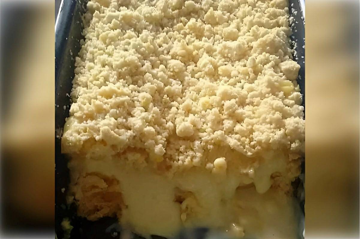 Cuca doce recheada com farofa simples e fácil de fazer para servir no lanche ou café