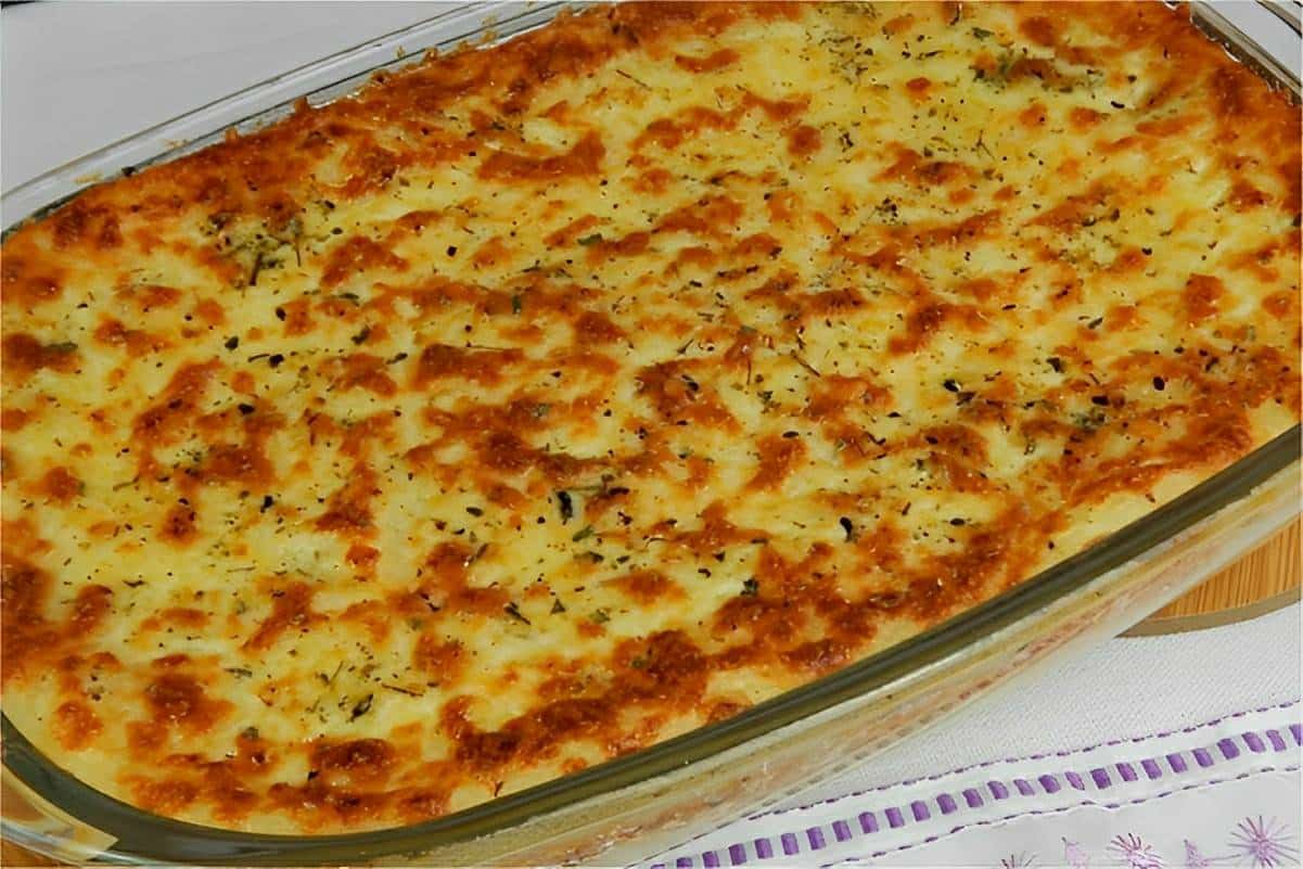 Escondidinho de frango com purê de batatas gratinado perfeito para o almoço em família