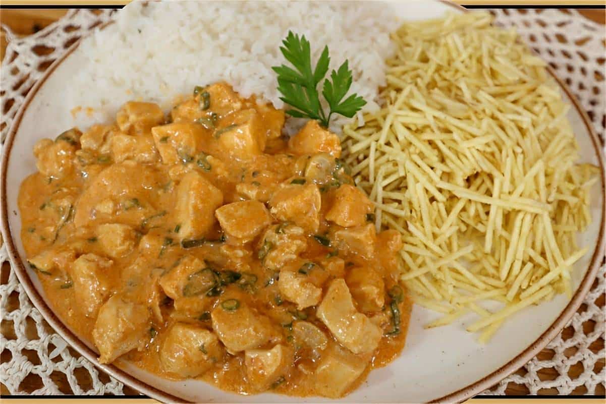 Estrogonofe de frango delicioso e perfeito para servir no almoço ou jantar