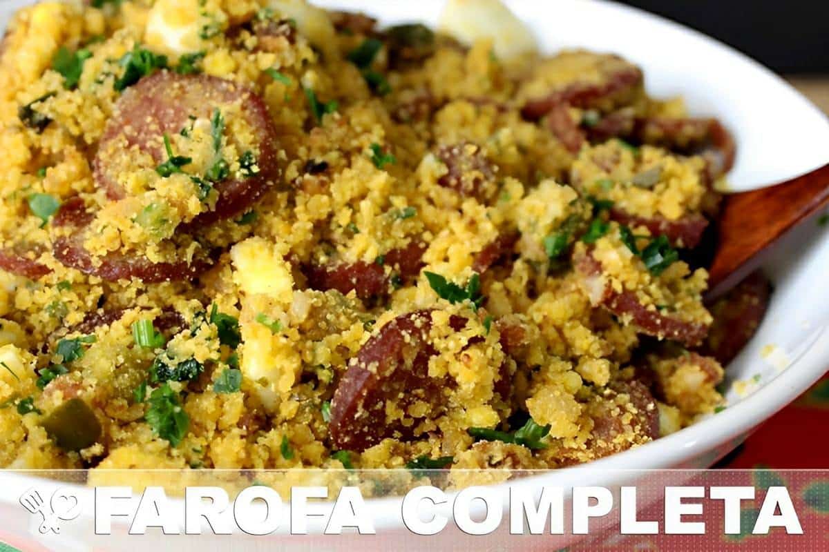Farofa com bacon e calabresa simples e deliciosa para servir no churrasco ou na refeição do dia a dia