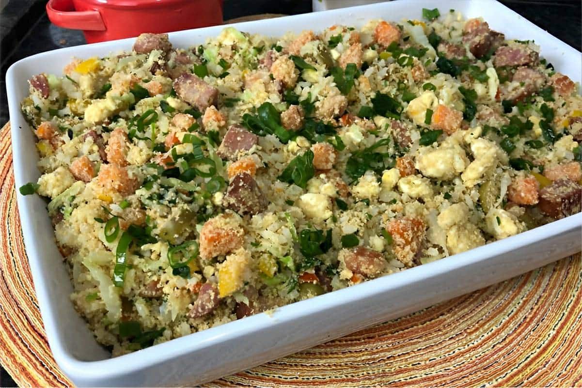 Se você tem arroz que sobrou pode fazer a farofa de arroz amanhecido uma delícia simples de preparar