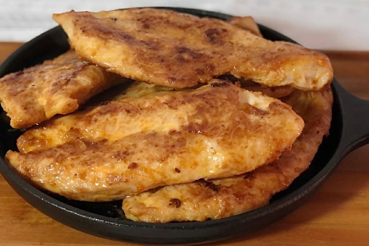 Filé de frango grelhado sem óleo suculento e saboroso para um almoço ou jantar mais leve