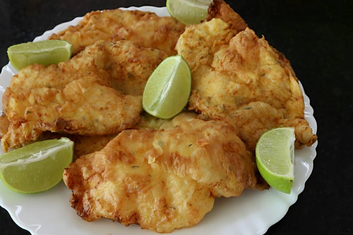 Filé de frango empanado utilizando apenas 1 ingrediente fica crocante e delicioso