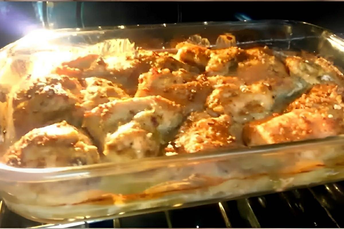 Frango com creme de cebola assado no forno delicioso e perfeito para servir no almoço ou jantar