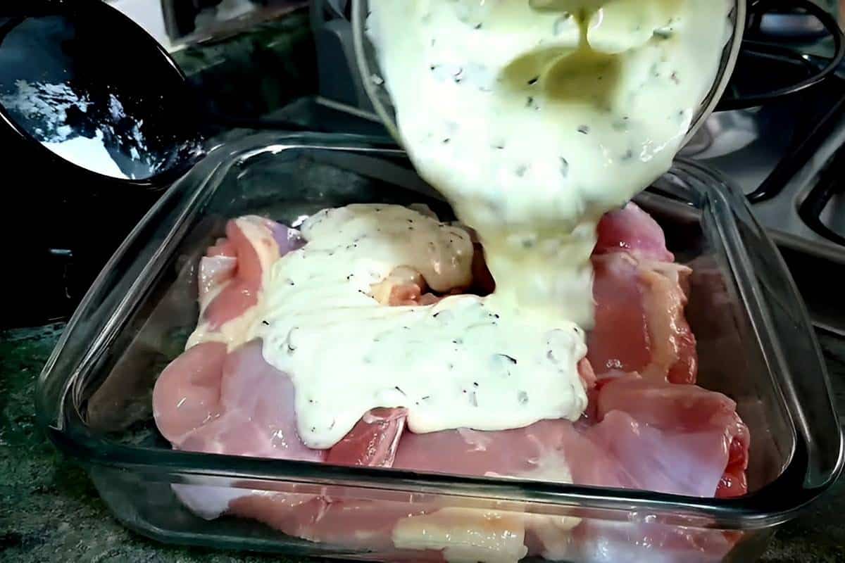 Frango com creme de cebola caseiro é um sabor que você nunca provou igual