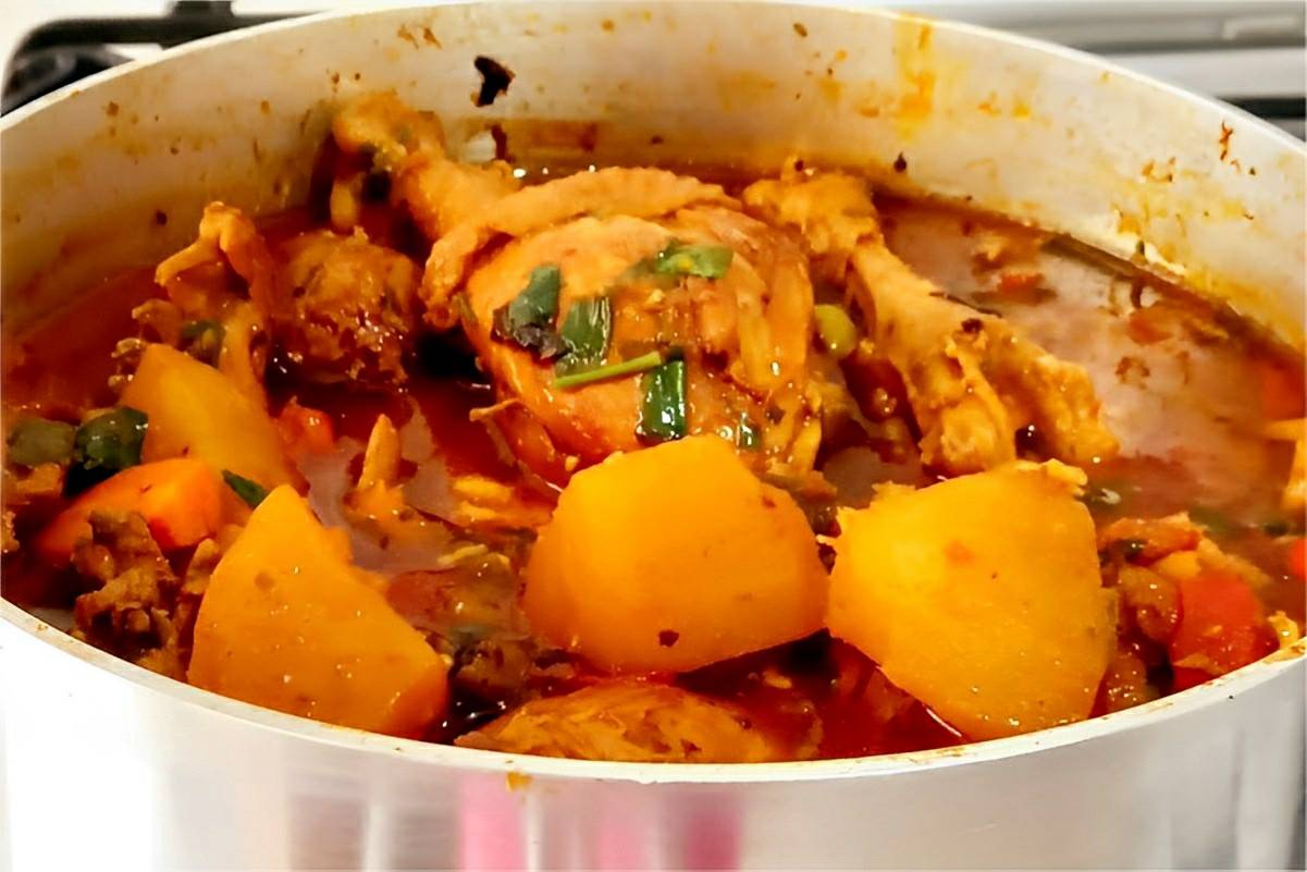 Frango com legumes na panela um ensopado delicioso e suculento que vai agradar toda a família