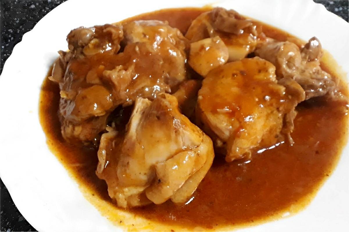 Frango cozido na panela de pressão é prático e fica pronto em poucos minutos