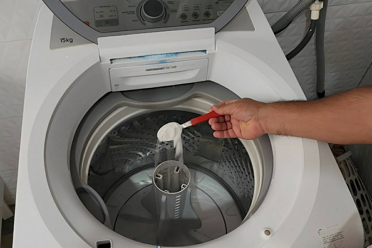 Joguei bicarbonato na máquina de lavar e você não vai acreditar no que aconteceu