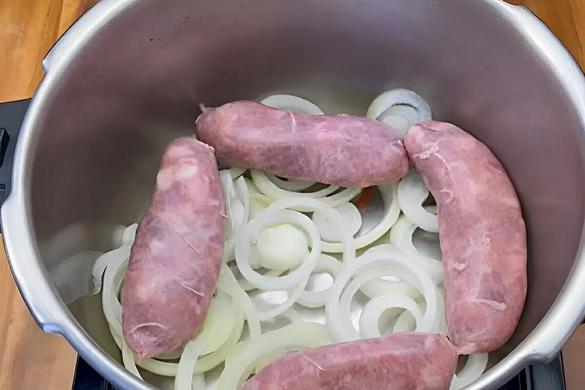 Linguiça na panela de pressão sem água ela cozinha na própria cebola e fica com um sabor irresistível