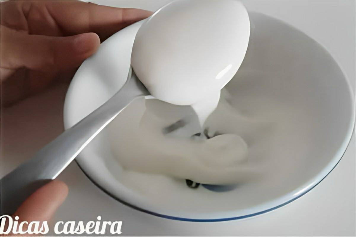 Lustra móveis caseiro feito com 2 ingredientes simples que você tem no armário do banheiro