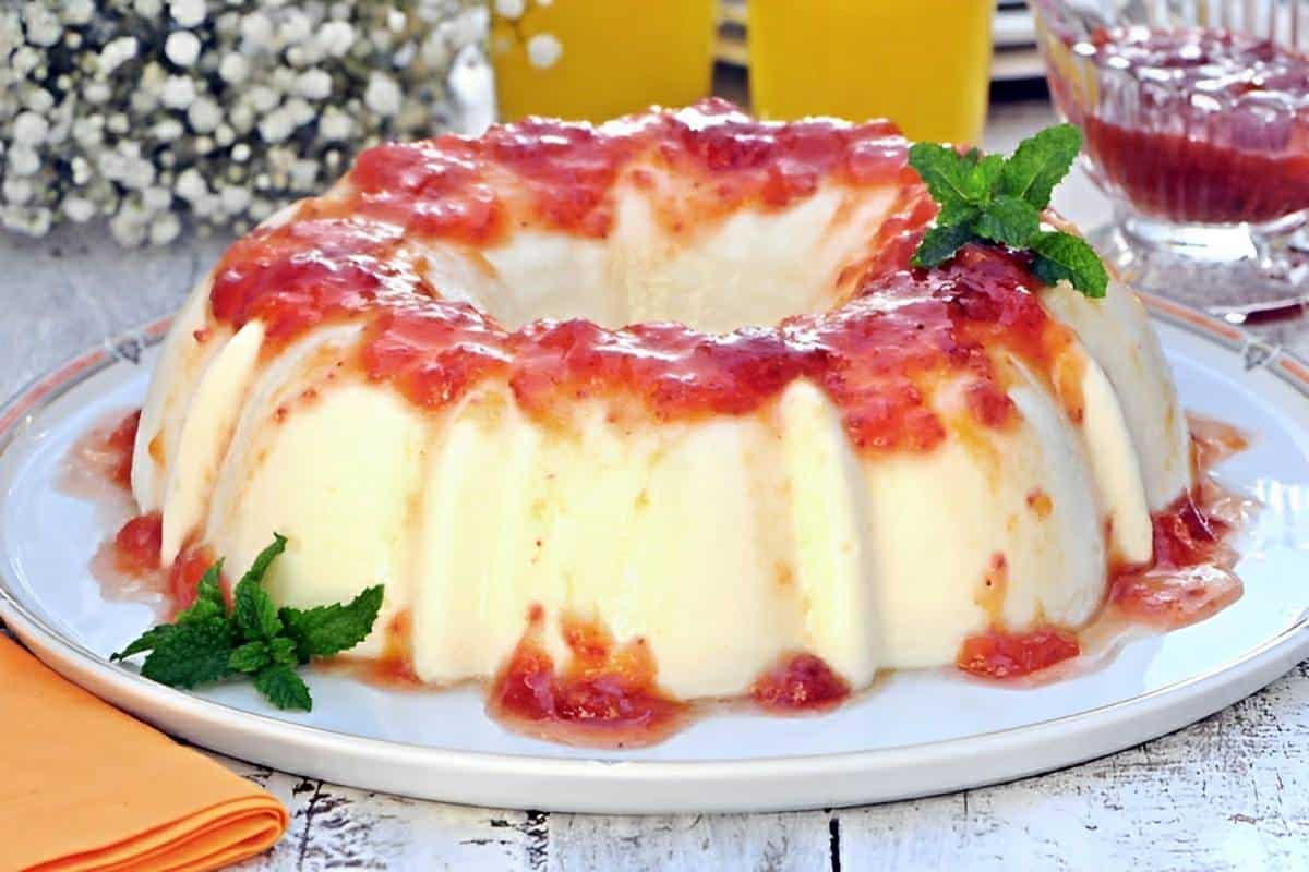 Manjar branco tropical com calda de frutas uma sobremesa leve e deliciosa para qualquer ocasião