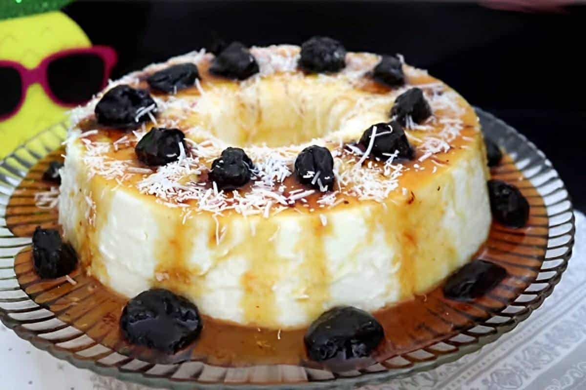 Manjar de coco com calda de ameixa uma sobremesa maravilhosa e que todo mundo gosta