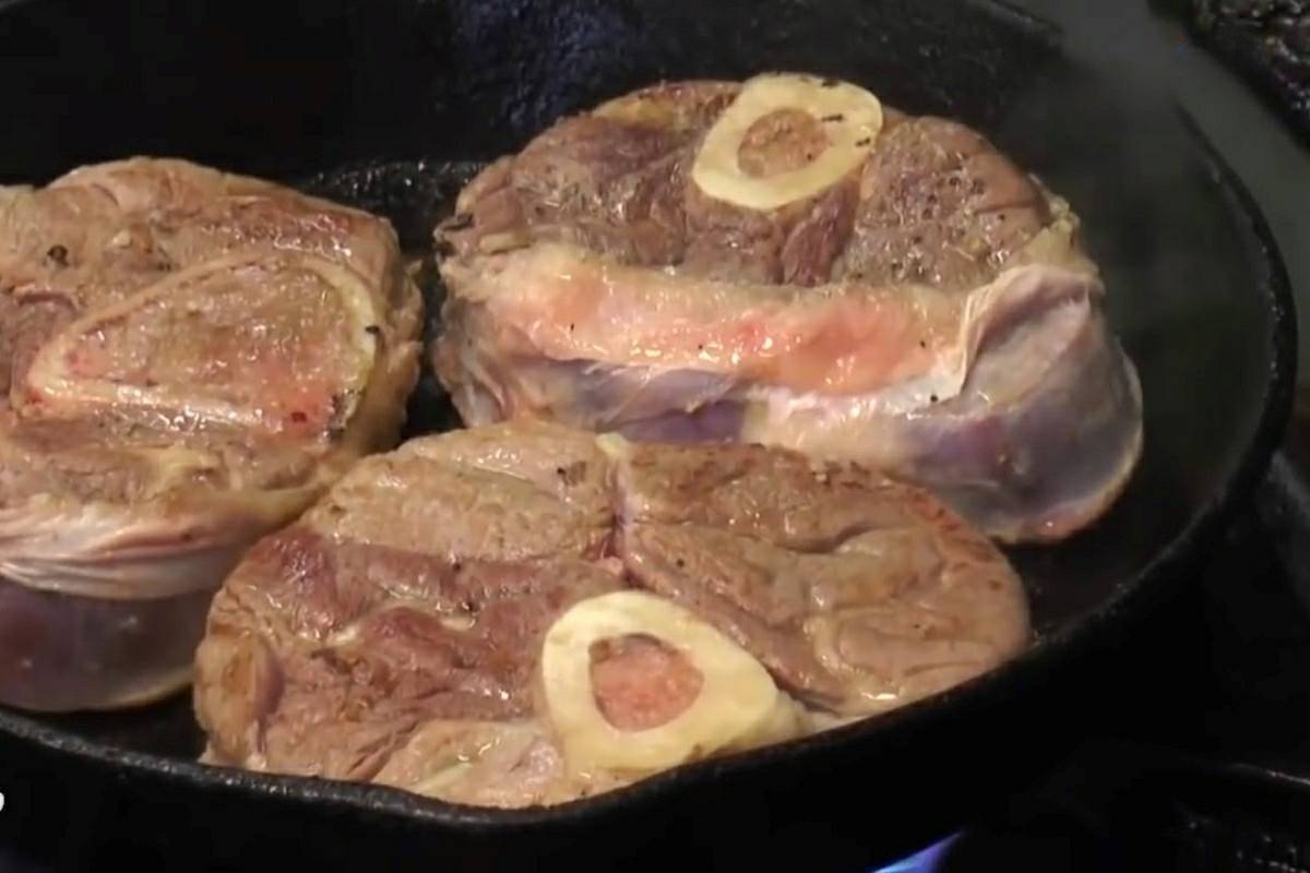 Ossobuco europeu que aprendi com chef de cozinha a carne solta do osso e fica muito suculenta