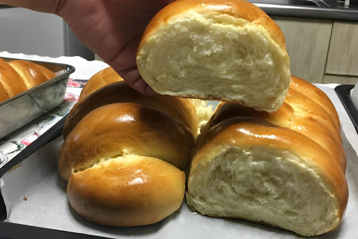 Pão caseiro fácil e delicioso feito com ingredientes simples que você tem no armário
