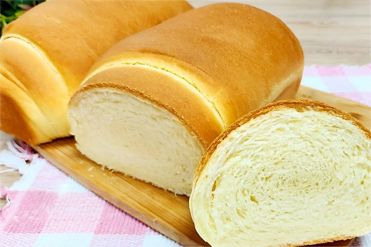 Pão caseiro bem fofinho e fácil de fazer perfeito para servir com manteiga ou geleias
