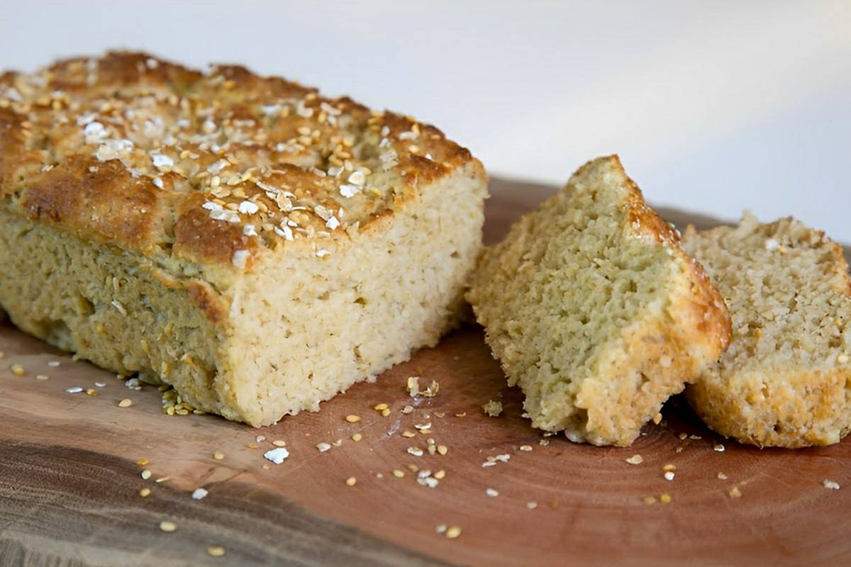 Pão de aveia na forma de bolo inglês não precisa sovar e fica pronto rapidinho