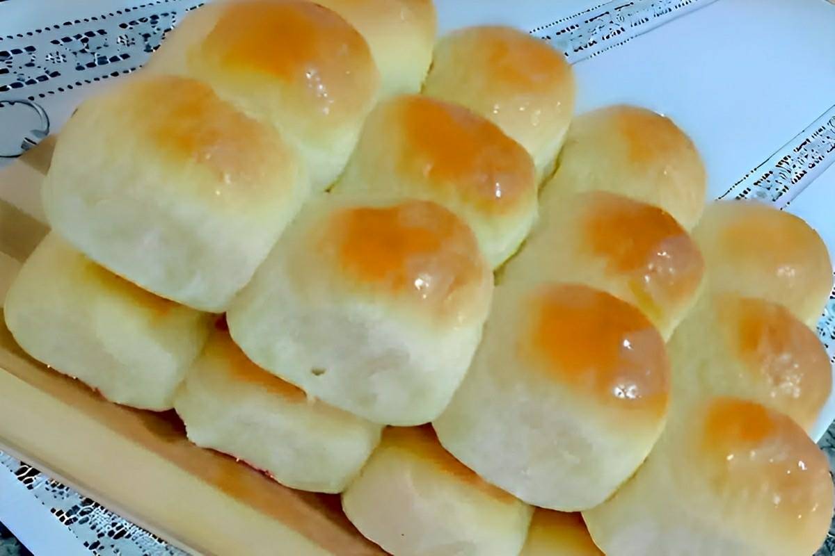 Pão de batata fofinho e macio perfeito para servir com manteiga ou requeijão