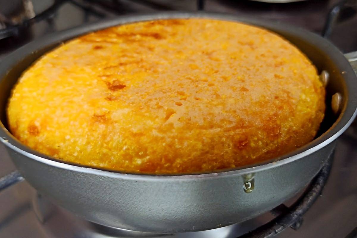 Misturei flocão de milho com um ovo e fiz um delicioso pão de frigideira para o lanche