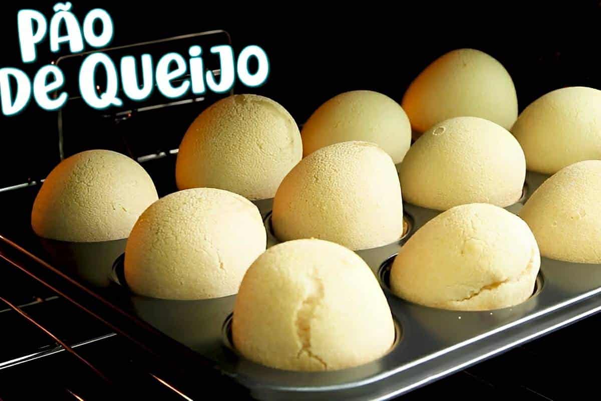 Pão de queijo de liquidificador é só bater os ingredientes colocar nas forminhas e assar