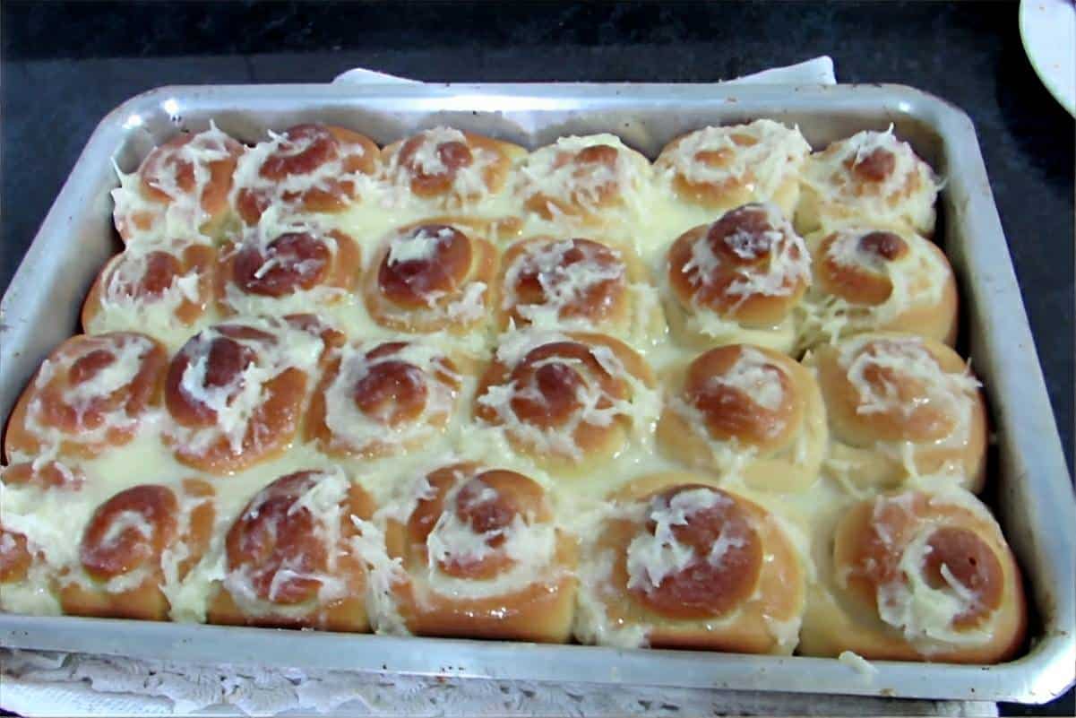 Seu padeiro vai ficar triste quando souber que você aprendeu essa receita de pão doce coberto com coco