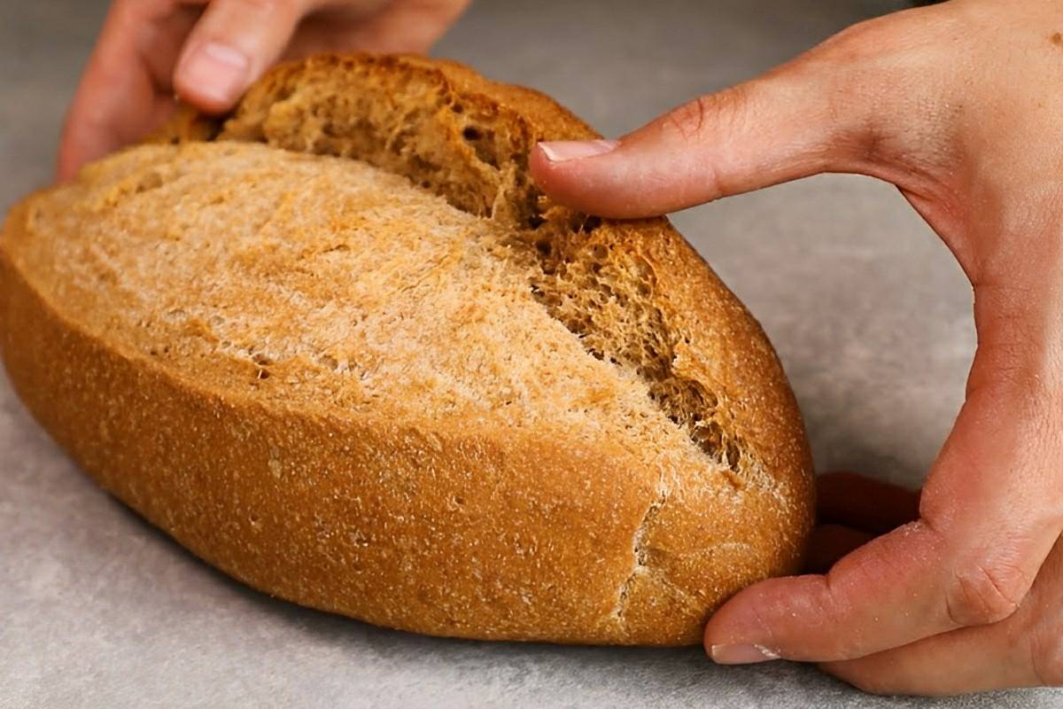 Pão francês integral caseiro saudável e delicioso para comer com manteiga ou geleias