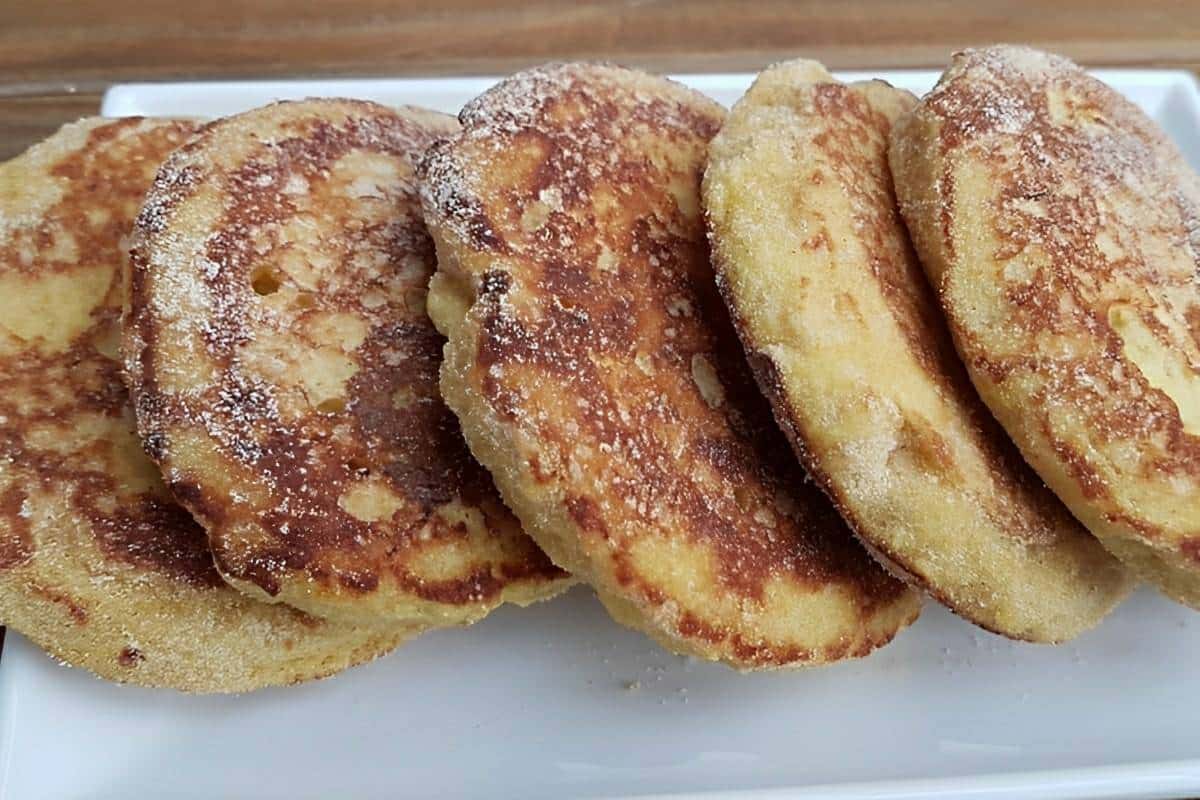 Pão natural de banana sem farinha fica pronto em 10 minutos e é perfeito pro seu café ou lanche
